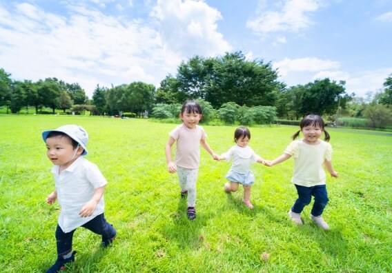 子供達が広場で散歩をしている